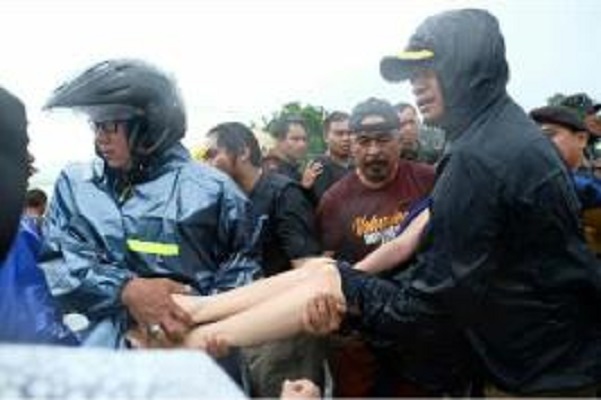  Warga Terjebak Banjir, Bupati Gowa Ikut Langsung Evakuasi Korban