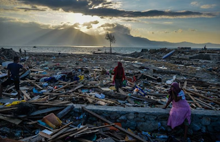 Uma vila em Palu após um terremoto de magnitude 7,5 e uma série de fortes tremores secundários atingiram a província de Sulawesi Central, na Indonésia, em setembro de 2018, matando pelo menos 4.300