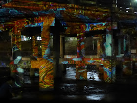 Puente con proyecciones de luces de Tanabata en Kioto