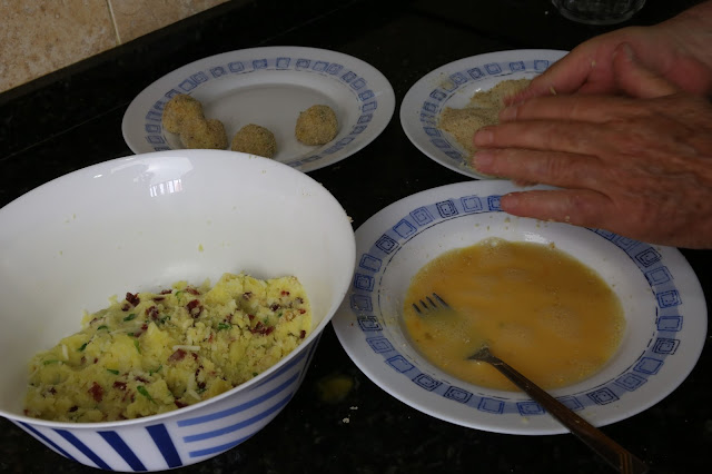 Preparación de bolitas de patata, jamón y queso