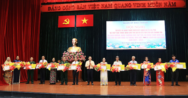Đồng chí Đinh Khắc Huy trao Giấy khen, hoa chúc mừng các cá nhân có thành tích tiêu biểu, điển hình trong học tập và làm theo tư tưởng, đạo đức, phong cách Hồ Chí Minh năm 2021 - 2022. (ảnh AH)