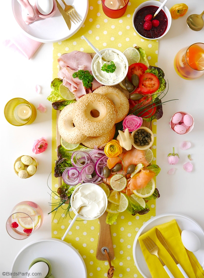 Comment préparer un plateau de bagels délicieux, facile et rapide pour le brunch de Pâques ou toute célébration du printemps! by BirdsParty.com @birdsparty #paques #brunchdepaques #brunch #plateaufromage #plateaurepas #plateaucharcuterie #plateaubagels