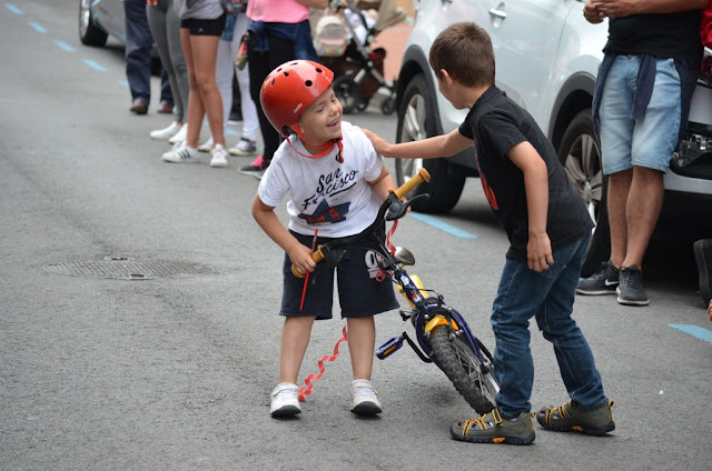 Ninguna cinta se resiste a los niños de Llano en sus fiestas