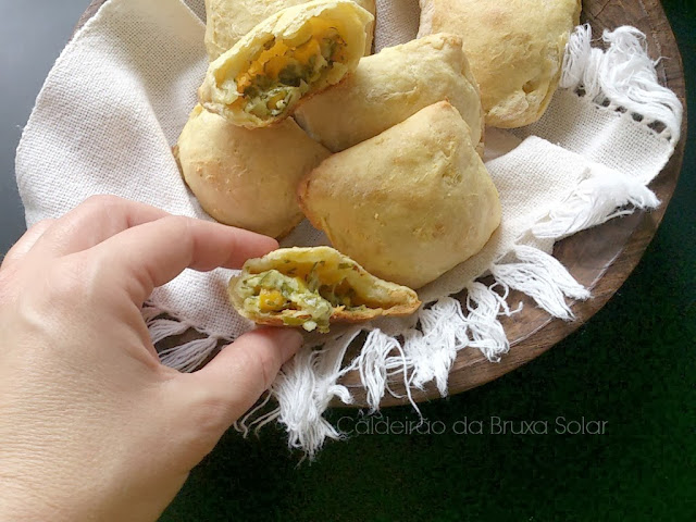 Travesseirinhos de mandioca, milho verde, couve e queijo