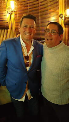 Foto de la Firma de Discos y Autobiografía Tony Hadley (ex-cantante Spandau Ballet)