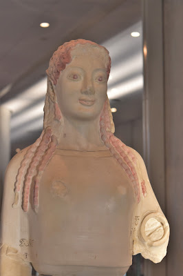 escultura chamada kore 679 é das mais famosas korais existentes. Deram o nome de Peplophoros. Nessa foto vê-se a cintura e a cabeça
