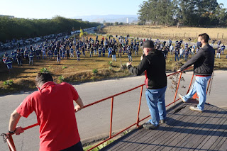 Paralisação na portaria da fábrica nessa quarta-feira, com distanciamento entre os trabalhadores durante o protesto