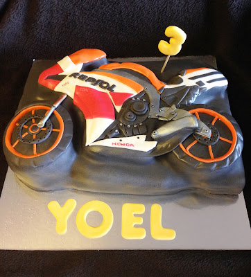 tarta decorada; tarta fondant; tarta moto; tarta marc marquez; moto; dulce; dani pedrosa; marc marquez