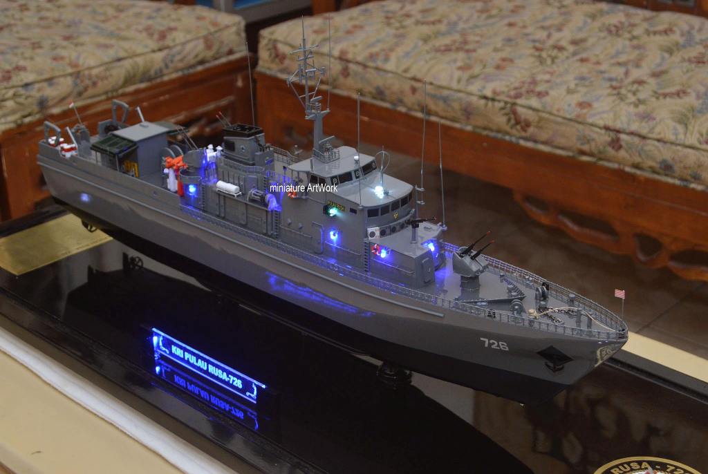 miniatur kapal perang kri pulau rusa 726 war ship tni al rumpun artwork planet kapal indonesia