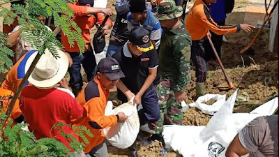 Wabup Pamekasan Kerja Bhakti Atasi Tebing Longsor di Desa Bujur Tengah 