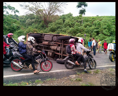 FOTO 2 : Mobil Truk muatan besi tenda terguling di Ciater, Subang Foto by Kekey Alam Semesta