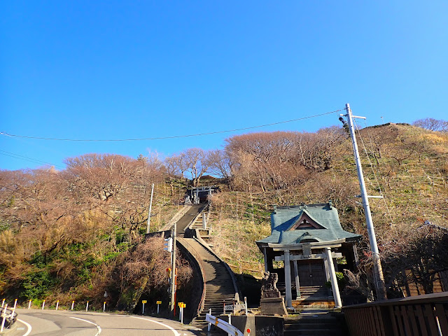 石井神社位於懸崖頂上。 下面是住在吉神社。