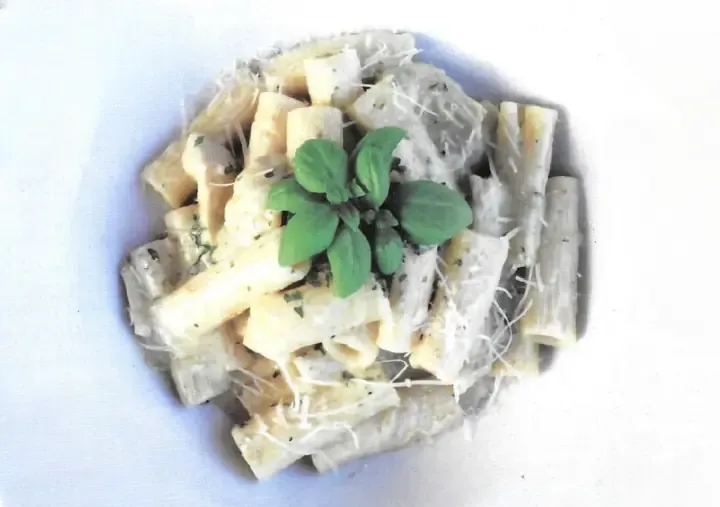 Rigatoni con crema di parmigiano, basilico e menta