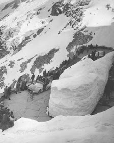 Ciclistas bajo la nieve - Paso Stelvio