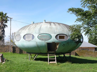 Casa del futuro con forma de platillo volante y entrada con escotilla