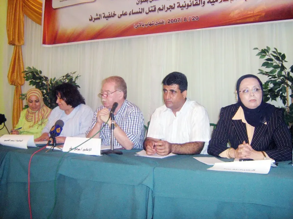 وكالة أخبارالمرأة نظم المنتدى الإعلامي لنصرة قضايا المرأة " عمق " في محافظات غزة بالتنسيق والتعاون مع مركز المرأة للإرشاد القانوني والإجتماعي مؤتمر حول المعالجة الإعلامية والقانونية لجرائم قتل النساء على خلفية الشرف؛ ونظراً لأهمية الملف نشرت وكالة أخبار المرأة كافة أوراق العمل للمتحدثين والمتحدثات. والمؤتمر عبارة عن قسمين: القسم الأول - المعالجة القانونية لجرائم قتل النساء على خلفية ما يسمي " الشرف "والقسم الثاني - المعالجة الإعلامية لجرائم قتل النساء على خلفية ما يسمى " الشرف " القسم الأول: المعالجة الإعلامية لجرائم قتل النساء على خلفية ما يسمى " الشرف " كلمة الإعلامي محمد كريزم منسق المنتدى الإعلامي لنصرة قضايا المرأة في قطاع غزة بسم الله الرحمن الرحيم الأخوات والأخوة الأعزاء ..... الحضور الكريم ...... السلام عليكم ورحمة الله وبركاته بالأصالة عن نفسي وبإسم المنتدى الإعلامي لنصرة قضايا المرأة ومركز المرأة للإرشاد القانوني والإجتماعي اسمحوا لي أن أرحب بكم جميعاً أجمل ترحيب كما يطيب لي التوجه لكم بالشكر الجزيل لحضوركم العابق في هذا اللقاء الطيب الذي سيستمر طيلة الساعات القليلة القادمة هي الفترة الوجيزة لإتمام ورشة العمل التي نحن بصددها وينظمها المنتدى الإعلامي لنصرة قضايا المرأة في محافظات غزة ومركز المرأة للإرشاد القانوني والإجتماعي في محافظات الضفة وجاءت تحت عنوان ( المعالجة القانونية والإعلامية لجرائم قتل النساء على خلفية ما يسمى بالشرف ).  ويأتي انعقاد ورشة العمل هذه التي حملت عنواناً صغيراً في شكله لكنه كبيراً في مضمونه وجوهره، في ظل ظروف مجتمعية عصيبة وبالغة التعقيد لا سيما في الآونة الأخيرة التي ازدادت فيها وتيرة إرتكاب جرائم قتل النساء على خلفية ما يسمى بالشرف.  نحن هنا في خضم ورشة العمل نود تسليط الضوء على الأسباب الاجتماعية والآثار النفسية المترتبة عليها، ومناقشة الجوانب القانونية والحقوقية لهذه الجرائم المشينة، ومن ثم نخوض غمار أسباب إحجام وسائل الإعلام الفلسطيني والصحفيين والصحفيات عن تناول ومعالجة هذه القضية الخطيرة المتفشية داخل أركان المجتمع الفلسطيني.  إذا أردنا أن نتناول هذه الجرائم المقيتة والمنافية لتعاليم ديننا الإسلامي الحنيف، والمتعارضة مع منظومة القيم والأخلاق الفلسطينية، نجد أننا ندخل في متاهات بسبب حساسيتها المتعلقة بالشرف والفضيلة، وأعتقد أن تلك النقطة أحد أسباب إحجام الصحافيين والصحافيات عن تناولها ومعالجتها بطريقة مهنية إعلامية سليمة، وذلك لرهبتهم وتخوفهم وهواجسهم من تبعات ما يقومون به خلال تأديتهم لعملهم الإعلامي. والمسألة هنا لا تقتصر على الإعلام فقط، فالحركة النسوية والمنظمات الحقوقية والقانونية والأهلية تتحمل القسط الأكبر في التصدي لهذه الجرائم، فلقد درجت العادة في الخطاب النسوي بشقيه الإعلامي والمؤسسي، على تناول وصف خاطئ لجرائم قتل النساء على ما يسمى بـ ( خلفية الشرف )، وتوظيفه ليكون محور الحملات الإعلامية المكثفة واسعة النطاق، بالتزامن مع عقد المؤتمرات وورش العمل والندوات التي تعالج هذه القضية بالإصرار على تثبيت هذا الوصف الخاطئ والمجافي للحقيقة على أرض الواقع، وللأسف تنهمك المنظمات النسائية في فلسطين والدول العربية بتكراره وتنساق وراء مفاهيم مغلوطة في وصف الأمور التي تكرس بعض الحالات الفردية الشاذة وكأنها القاعدة.  لنسأل أنفسنا سؤالاً مشروعاً ... هل فعلاً معظم جرائم القتل التي ارتكبت بحق النساء تم اقترافها والشروع بها على خلفية ما يسمى بـ ( الشرف )؟ أم ارتكبت على خلفية ( الشك )؟ إذن مطلوب منا إجابة مشروعة وشافية... دلت كافة التحقيقات الجنائية الحاسمة والجازمة المسندة بالأدلة القانونية والطبية الدامغة والقاطعة أن غالبية جرائم قتل النساء ارتكبت على خلفية الشكوك والظنون البائسة، وليس هناك ما يدل على أن النساء المغدورات فرطن بشرفهن وعذريتهن، أو لوثن كرامتهن وسمعتهن.  ما يترتب على تلك الحقيقة، يثير تساؤلات ملحه ... ما جدوى وصف تلك الجرائم أنها ترتكب على خلفية الشرف طالما أن الشرف لم يمس؟ ولماذا تتمسك المنظمات النسائية بهذا الوصف غير الواقعي؟ ولماذا تنساق وسائل الإعلام بتأجيج وتضخيم الأمور وتخرجها من سياقها الإجرامي؟ ولماذا ينكب ويتهافت المشرعون على تشريع وتسويغ القوانين العقابية المخففة لمرتكبي جرائم قتل النساء على خلفية الشك.  مزيداً من الإيضاح... طالما توصلنا إلى نتيجة مفادها أن هؤلاء النسوة المغدورات قتلن على خلفية الشك وليس على خلفية الشرف، ماذا يتبقى من أوصاف في غير محلها فوق الغربال؟ وإذا حاولنا تشخيص القضية سنجد أن القتلة ارتكبوا جرائمهم مندفعين بالشكوك الحائمة والقيل والقال والحالة الانفعالية التي يعيشها هؤلاء الأشخاص غير الأسوياء بعيداً عن الاتزان والتعقل، وبالتالي غير معنيين بالبحث والتحري والتقصي حول ما يتعلق بسمعة وشرف أرحامهم من النساء الذي أوصى الله سبحانه وتعالى بحمايتهن والدفاع عنهن والذود عن حياضهن.  ما يثير الحنق والغضب حقاً حول مسوغات ومبررات أفعال هؤلاء الأشرار وكيف ارتضوا لأنفسهم إزهاق أرواح بريئة بهذه الطريقة البشعة؟ هل ارتكبوا جرائمهم بعد أن تجمعت لديهم براهين يقينية وإثباتات دامغة من أجل تفريغ هذا الحقد الأسود، أم أن الأمر لا يتعدى مجرد حالة نفسية تصيب مرتكبي تلك الجرائم، ومن ثم يقال عنهم أنهم أبطال ( غسلوا عارهم ) بإراقة دماء تلك النسوة في المناطق الخالية، ومن ثم التغول أكثر فأكثر بتهشيم رؤوسهن بالحجارة ( حتى يكون الغسيل أكثر نظافة ).  وللأسف كلمة يجب أن تقال... بعد كل هذه القسوة والتوحش والظلم من هؤلاء الأشرار بحق النساء، نجد هناك من يجند نفسه ولو بحسن النيه للدفاع عنهم، وتغليف أفعالهم بمسميات لها علاقة بالشرف والفضيلة والأخلاق، مع أنها بعيدة كل البعد عنها، وأحياناً كثيرة تكيل المديح للقتلة وتسيء للضحايا من النساء المغدورات اللواتي وقعن تحت قسوة الظلم الاجتماعي لهن، والتعبئة الحاقدة من القائمين على التربية البديلة الذين يستغلوا كل ما من شأنه في هتك النسيج العائلي والإجتماعي للمجتمع العربي. عبارة ( قتل النساء على خلفية الشرف ) بهذه الصياغة اللغوية، كفيلة بإجهاض كل محاولات الدفاع التي تقوم بها الحركات النسوية على هذا الصعيد، في حين تتعاظم النظرة المؤيدة والمتعاطفة مع هؤلاء الأشرار من قبل بعض أفراد ومجموعات المجتمع العربي التقليدي، بإعتبار أن القتلة يقومون بعمل شريف يستحق كل الثناء والتقدير من كافة الشرائح والفئات و من صناع القرار السياسي والإجتماعي والتشريعي والقانوني، وتهافتهم لتخفيف العقوبة على المجرمين كلفته إنسانية مهمة لقيامهم بهذا العمل النبيل والشريف، وللأسف الحركات النسوية تساعد هذه الجهات على بلورة موقفهم القاسي ضد النساء المغدورات من خلال تمسكها بعبارة ( قتل النساء على خلفية الشرف )، ويمكنها استبدالها بـ ( قتل النساء على خلفية الشك ) من أجل نزع ذريعة الفضيلة والأخلاق التي يتحجج بها مقترفي تلك الجرائم وتعريتهم أمام الرأي العام وتسويقهم كمجرمين وليسوا شرفاء قاموا بغسل عار العائلة.  في الختام أتمنى لكم التوفيق وأن تحقق هذه الورشة الأهداف المرجوة من وراء تنظيمها والتمكن من الخروج بتوصيات ونتائج عملية تخدم المجتمع الفلسطيني. ورقة عمل: المحامية حليمة أبوصلب - مركز المرأة للإرشاد القانوني والإجتماعي العنف في القوانين ضد المراة قانون العقوبات الأردني رقم 16 لسنة 1960 وقانون العقوبات الفلسطيني رقم 74 لسنة 1936 ظاهرة العنف ظاهرة عامة لم تسلم منها منطقة أو ثقافة ، وهذه الظاهرة لاتمثل فقط تهديدا لمنجزات الانسان المادية والاجتماعية ، ولكنها حين تمتد نحو المرأة والطفل أي الفئات الضعيفة والمهمشة التي يجب أن تحظى بمزيد من الرعاية والاهتمام فالتهديد يكون موجها نحو الضمير الانساني ونحو العقل الانساني معا . تعتبر ظاهرة العنف ضد المرأة لكونها أنثى ، ظاهرة عالمية تعاني منها المرأة في كل مكان ومنذ الأزل وأينما كانت ، وان اختلفت أشكالها ، وعلى الرغم من الانتشار الواسع لهذه الظاهرة الا أنها لم تحظى بالاهتمام الكافي الا مؤخرا حيث بدأت الحركة النسوية العالمية تؤكد على أهمية ربط قضايا حقوق المرأة بقضايا حقوق الانسان واعتبار العنف ضد المرأة انتهاكا صارخا لحقوقها الأساسية .  ويفهم من الاعلان العالمي لحقوق الانسان أن العنف العائلي يدخل ضمن تهديد حرية الانسان وكرامته وبالتالي حقوقه كانسان ، وأشارت المادة الخامسة منه الى " عدم تعريض أي انسان للتعذيب ولا للعقوبات أو المعاملة القاسية أو الوحشية أو الحاطة بالكرامة " . الى جانب ماتتعرض له المرأة في الأراضي الفلسطينية المحتلة من انتهاكات للقانون الدولي لحقوق الانسان والقانون الدولي الانساني على يد قوات الاحتلال الاسرائيلي الصهيوني ، فهي تقع ضحية الاجحافات والثغرات والفراغ التشريعي والتمييز في القوانين المحلية ، كما وتتعرض المرأة الفلسطينية الى كافة أشكال العنف القائم على النوع الاجتماعي والتهديد بالقتل على يد المجتمع الأبوي ، فالتفويض باستعمال العنف دون مساءلة يصبح طيعا في يد ذوي النفوذ في الأسرة وفي البنية الاجتماعية عموما ، وفي هذا السياق تصبح النساء الفلسطينيات رمزا لسلطتهم ، فيلجأون الى تفريغ احباطاتهم عليهن من خلال العنف .  ويقدم المر كز للنساء ضحايا العنف الخدمات الارشادية والقانونية من خلال الجلسات الفردية وما الى ذلك والتمثيل القانوني المجاني في المحاكم لألاف النساء المنتهكة حقوقهن، ومن خلال التوجه للمحاكم للمرافعة عن قضايا النساء المختلفة من قضايا ( عقد الزواج والآثار المترتبة عليه من نفقة وحضانة ومشاهدة والطلاق والآثار المترتبة عليه ، اضافة الى القضايا في المحاكم النظامية والتي تعالج جرائم سفاح القربى والاغتصاب .. الخ . ) تبين لنا أن الوضع القانوني مجحف اجحافا صارخا بحقوق النساء ، وبالتالي نسلط الضوء على النصوص التمييزية ضد النساء في  • قانون العقوبات الأردني رقم 16 لسنة 1960 الساري المفعول في الضفة الغربية، • وقانون العقوبات الفلسطيني رقم 74 لسنة 1936 الذي وضعه المندوب السامي البريطاني في فترة الانتداب البريطاني على فلسطين ، بهدف العمل والتسريع على اقرار تشريعات وقوانين موحدة لكافة أجزاء الوطن مبنية على مبدأ العدالة والمساواة . ومنذ تأسيس مركز المرأة للأرشاد القانوني والاجتماعي عام 1991 عمل المركز ومازال على اعداد برامج ومشاريع ذات أجندة نسوية فلسطينية واضحة تقوم على المعايير الدولية لحقوق الانسان . وتعمل وحدات المركز الخمس معا على تنفيذ هذه البرامج والمشاريع ومتابعتها . وذلك من خلال صياغة رؤية نسوية تهدف الى تحقيق المساواة والعدالة الاجتماعية تمكن النساء من ممارسة حقهن في تقرير مصيرهن في بيئة اجتماعية وقانونية ومؤسساتية في اطار دولة فلسطينية ذات سيادة ، تسترشد بمبدأ سيادة القانون ولا تميز ضد النساء الفلسطينيات ولاتعيق تقدمهن الاجتماعي والاقتصادي والسياسي .  من خلال عملنا في المركز واستقبال المئات من النساء المعنفات سنويا تبين لنا أنه ليس فقط العادات والتقاليد والثقافة السلبية السائدة هي فقط التي تنهتك حقوق النساء وتمتهن كرامتهن الأنسانية ولكن للقانون والتشريعات السارية دور بارز وأساسي في تعميق هذا الانتهاك وامتهان الكرامة الانسانية من خلال النصوص القانونية التمييزية التي تتضمنها هذه القوانين وهذه التشريعات التي تمنح وتجيز وترخص القتل والتعنيف والضرب والايذاء والتحقير ضد النساء باسم القانون ، هذا القانون الذي هو أساسا وجد من أجل حماية الأفراد ذكورا واناثا ونشر الأمن والآمان والعيش بكرامة واستقرار ، اضافة للقوانين الاجرائية التي تحرم الأنثى من تقديم الشكوى ، بل أنه على ولي الأمر تقديم هذه الشكوى ، فما العمل عندما يكون ولي الأمر هو المعتدي بدءا ونهاية ؟ . وكثير كثير من النصوص القانونية التي تتعامل مع النساء مهما بلغن من العمر والنضوج والعلم وتولي الوظائف العامة ودورهن في التنمية وبناء المجتمع الا أن بعض هذه النصوص تتعامل معهن ( كقاصر مدى الحياة ).  واليك بعض النصوص القانونية التي تنتهك الحقوق الانسانية للمرأة خاصة حق الحياة وتعطي للذكور ترخيصا قانونيا بقتل الاناث خاصة المادة 340 بفقرتيها العذر المحل والعذر المخفف من العقوبات الأردني التي نصت على : 1. " يستفيد من العذر المحل ، من فاجأ زوجته أو احدى محارمه حال التلبس بالزنا مع شخص اخر وأقدم على قتلهما أو جرحهما أو ايذائهما كليهما أو احداهما " . 2. " يستفيد مرتكب القتل أو الجرح أو الايذاء من العذر المخفف اذا فاجأ زوجه أو احدى أصوله أو فروعه أو اخواته مع اخر على فراش غير مشروع " . والمادة 62 نصت على : 1. " لايعد الفعل الذي يجيزه القانون جريمة " . 2. يجيز القانون : أ‌. " ضروب التأديب التي ينزلها بالأولاد ابؤهم على نحو ما يبيحه العرف العام " . وكذلك ماجاء في قانون العقوبات الفلسطيني المطبق في قطاع غزةفي الفصل الرابع منه تحت عنوان ( قواعد عامة بشأن المسؤولية الجزائية ) حيث نصت المادة 18 منه على : الضرورة " يجوز قبول المعذرة في ارتكاب فعل أو ترك يعتبر أتيانه جرما لولا وجود تلك المعذرة اذا كان في وسع الشخص المتهم أن يثبت بأنه ارتكب ذلك الفعل أو الترك درءا لنتائج لم يكن في الوسع اجتنابها بغير ذلك والتي لو حصلت لألحقت أذى أو ضررا بليغا به أو بشرفه أو ماله أو بنفس أو شرف أشخاص اخرين ممن هو ملزم بحمايتهم أو بمال موضوع في عهدته :  ويشترط في ذلك أن لايكون قد فعل أثناء ارتكابه الفعل أو الترك الا ماهو ضروري ضمن دائرة المعقول لتحقيق تلك الغاية وأن يكون الضرر الناجم عن فعله أو تركه متناسبا مع الضرر الذي تجنبه . "  هذا القانون لايميز من حيث المبدأ بين جرائم القتل على خلفية مايسمى ( شرف العائلة ) وجرائم القتل العمد الأخرى ، غير أنه وفقا للسوابق القضائية ، يحظى مقترفوا هذه الجرائم بحصانة خاصة ، حيث يتم تخفيف الأحكام عليهم .  وكل المواد التي تتعلق بتعنيف الاناث من ضرب وايذاء وتحرشات واعتداءات جنسية وغيرها سواء داخل الأسرة أو خارجها ، كذلك من العقوبات الأردني المادة 308 الفقرة الأولى نصت على : " اذا عقد زواج صحيح بين مرتكب احدى الجرائم الواردة في هذا الفصل وبين المعتدى عليها أوقفت الملاحقة واذا كان صدر حكم بالقضية علق تنفيذ العقاب الذي فرض على المحكوم عليه " .  هذه المواد تمنح المغتصب الجاني رخصة قانونية بالزواج من الضحية وعدم ايقاع العقوبة الرادعة به وبأمثاله ؟؟؟؟؟ . أود أن أشير الى نتائج المسح الذي أجراه جهاز الأحصاء المركزي الفلسطيني لسنة 2005 حول العنف الأسري • 3. 23% من النساء اللواتي سبق لهن الزواج أفدن أنهن قد تعرضن لأحد أشكال العنف الجسدي لمرة واحدة على الأقل • 7. 61% تعرضن لأحد أشكال العنف النفسي لمرة واحدة على الأقل • 5. 10% تعرضن لأحد أشكال العنف الجنسي في الأراضي الفلسطينية خلال عام 2005 ويعتبر هذا المسح الوطني الأول من نوعه ونتائجه جاءت بتوافق مع تقارير ودراسات لبعض المؤسسات العاملة في مجال مناهضة العنف ومدافعة عن حقوق المرأة كحقوق انسان . الاحصائيات المتوفرة لدى مركز المرأة للارشاد القانوني والاجتماعي لعام 2004- 2005 تشير بأن أكثر من 95% من الاناث تعرضن لعنف من الأقارب نشر في جريدة القدس يوم الثلاثاء الموافق 5/12/2006 ووفق احصائيات أعدتها الهيئة الفلسطينية المستقلة لحقوق المواطن فان 14 حالة قتل لنساء على خلفية مايسمى بشرف العائلة منها (5) حالات في الضفة الغربية و (9) حالات في قطاع غزة ، وأضاف أن مجموع النساء اللواتي قتلن حتى تاريخ 30/11/2006 ، (27) امرأة على خلفيات مختلفة بما فيها ( الشرف ) .  •وفي سنة 2007 ارتكبت العديد من الجرائم وقتل الاناث تحت مسمى شرف العائلة كانت أبشعها مقتل الثلاث شقيقات في قطاع غزة من قبل الأخ وابن العم ، اضافة الى مقتل فتاة أخرى يوم السبت الموافق 28-7 والقاء جثتها قرب مخيم البريج في القطاع من قبل الأخ ؟؟؟؟ الأستاذة / زينب الغنيمى: مديرة مركز الأبحاث والاستشارات القانونية للمرأة ورقة عمل حول مدى الحماية القانونية للمرأة الفلسطينية من العنف تتسع ظاهرة العنف ضد المرأة فى مجتمعنا الفلسطينى بحيث أصبحت تشكل تهديداً خطيراً على المجتمع بأسره، وقد فاقت معدّلات العنف كل التصورات بدءاً من أقسى الأشكال: الحرمان من الحق فى الحياة بالقتل، حيث وصل العدد المعلن عنه نحو "31" امرأة من قطاع غزة وهو قتلن منذ بداية العام الجارى، إضافة إلى أشكال الجرح والأذى الجسدى الذى تعرضت له أعداد كبيرة من النساء، وانتهاءً بالاستغلال والتهديد والتقليل من كرامة المرأة والذى تتعرض له غالبية النساء.  وتزايد معدّلات العنف فى المجتمع ضد المرأة، لا يشكل فقط تهديداً داخل الأسرة الواحدة بل عمّق الخلافات بين الأسر والعائلات، مما أدى إلى استنزاف قدرات المجتمع وطاقاته وبالتالى إعاقته عن التقدم والتطور. ويعتبر العنف ضد النساء ظاهرة عالمية تعود إلى أزمان تاريخية سحيقة، ولكن تتفاوت حدتها واتساعها من مجتمع لآخر ارتباطاً بتقدم الوعى والادراك على المستوى العالمى بأهمية دور المرأة فى بناء المجتمعات، والاقرار بكونها شريك أساسى للرجل فى عملية التنمية الشاملة فى أى مجتمع.  لذلك استحوذت مناهضة العنف ضد المرأة على اهتمام الباحثين والدارسين، كذلك الاهتمام بأسباب العنف وأشكاله بما يشكله من إهدار لحقوق المرأة بصفتها انسان، وبالتالى تجريم كل ظاهرة تحت طائلة القانون.  وفى هذا الإطار أصدرت الأمم المتحدة القرار رقم "18" لعام 1991 الذى أشار إلى ضرورة وضع حد للعنف ضد المرأة، واعتبار الخامس والعشرين من نوفمبر من كل عام يوماً عالمياً لمناهضة العنف ضدها. وقد عرف إعلان الأمم المتحدة للقضاء على العنف المسلّط على النساء والصادر فى عام 1993(1) العنف بأنه: ( كل عمل عنيف مؤسس على الانتماء للجنس الأنثوى والذى يلحق أو من شأنه أن يلحق بالنساء مضّرة أو ألماً بدنياً أو جنسياً أو نفسياً أو التهديد بمثل تلك الأعمال أو الاكراه أو الحرمان التعسفى من الحرية سواء فى الحياة العامة أو الخاصة).  أى أن العنف ضد المرأة هو سلوك أو فعل يتسم بالعدوانية يصدر عن طرف قد يكون فرداً أو جماعة على أساس جنسها، وهو تصرف مؤذ ومهين يُرتكب بأى وسيلة، وبحق أى امرأة لكونها امرأة، ويخلق معاناة جسدية وجنسية ونفسية، بطريقة مباشرة أو غير مباشرة من خلال العقاب أو الاستغلال أو التهديد أو التحرش أو الخداع أو الاكراه أو الاجبار أو أى وسيلة أخرى، وإنكار كرامتها الانسانية أو التقليل من أمن شخصها ومن ثم احترامها لذاتها أو شخصيتها أو الانتقاص من امكانياتها الذهنية والجسدية، باعتباره عنف يدخل ضمن تهديد حرية الإنسان وكرامته وبالتالى حقوقه كإنسان.  أشكال العنف ضد المرأة: يمكن تلخيص أشكال العنف بما يلى: 1- العنف الجسدى: هو استخدام القوة ضد المرأة مما يسبب لها ضرراً وألماًَ بدنياً جسدياً ويهدد حياتها ويشمل: - القتل - الجرح - الضرب - الاعتداءات البدنية - الخدش 2- العنف الجنسى: هو استخدام القوة ضد المرأة وإيقاع الضرر بها نتيجة التعدى والإكراه الجنسى على المرأة والأنثى الطفلة ويشمل: - الاغتصاب - التحرش الجنسى - الغمز - النكات والرسائل السيئة - الملاحقة بالنظر - التلميح بعبارات جنسية غير مباشرة. 3- العنف النفسى: هو ممارسة أى فعل أو الامتناع عن ممارسة فعل بنية التهديد والاضطهاد للمرأة ويشمل: - الاستضعاف - التخويف - الاضطهاد - المحاصرة - العزل - السلوك العدوانى بالتهجم على أداء المرأة - المقاطعة 4- العنف اللفظى: هو استخدام الألفاظ والعبارات التى تحط من كرامة المرأة بقصد إهانتها ويشمل: - السب والشتم - البصق - الصخب - الصراخ - السخرية من المرأة أنواع العنف الذى تتعرض له المرأة الفلسطينية: 1- العنف السياسى وهو يقع على المرأة من ناحيتين: أولاً: السياسات والاجراءات القمعية التى تمارسها سلطات الاحتلال الاسرائيلى ضد الشعب الفلسطينى وتطال المرأة بالضرورة وهذه الاجراءات المتمثلة، بالعدوان المتصل والقتل والجرح وهدم المنازل وتجريف الأراضى والحصار الأمنى وحجز الحرية والحصار الاقتصادى، مما ولّد المزيد من الضغوطات النفسية والمادية حيث تدفع النساء فاتورة كل ذلك مباشرة. ثانياً: العنف الواقع على المرأة من السلطة السياسية والذى يندرج فى إطار: - إنكار حجم العنف الواقع على المرأة وتجاهله وهو أسوأ أنواع العنف لأنه يعيق السلطة عن اتخاذ التدابير الوقائية لمنعه. - غياب الأمن والأمان الاجتماعى وذلك فى ظل استمرار الانشقاق السياسى فى الساحة الفلسطينية وغياب دور الأجهزة التنفيذية المكلفة لحماية المجتمع وخصوصاً النساء. - غياب العدالة والمساواة فى السياسات والخطط الرسمية لجهة عدم تضمينها لمفاهيم النوع الاجتماعى واستمرار استبعاد المرأة عن مراكز صنع القرار. - غياب المساواة فى التشريعات والقوانين، حيث تفتقر التشريعات التى اعترفت بمبدأ المساواة إلى اللوائح التنفيذية التى تساهم فى تطبيق هذه القوانين، إضافة إلى وجود العديد من التشريعات الهامة التى تحتاج إلى تغيير لضمان تحقيق العدالة والمساواة مثل قانون الأحوال الشخصية وقانون العقوبات. 2- العنف المجتمعى: وهو حرمان المرأة من التفاعل الاجتماعى واستمرار ثقافة الفصل بين الجنسين وحرمان المرأة من الاتصال والتواصل وايقاع التمييز ضدها فى مكان العمل والدراسة، ويشمل كافة أنواع العنف بدءاً من المضايقات اللفظية وانتهاءً بالاغتصاب. 3- العنف الأسرى: وهو الذى يقع من أفراد الأسرة ( الأب، الأخ، الزوج، الابن، الأعمام، ....الخ) ضد المرأة بكافة أشكاله الجسدى والنفسى والجنسى. الحماية القانونية من العنف: وإزاء ما تتعرض له المرأة الفلسطينية من عنف أسري واجتماعي أخذ أبعاداً خطيرة فى مجتمعنا، يثور التساؤل الأهم كيف يمكن أن نحمي المرأة وما هو موقف القانون من أشكال العنف المختلفة ضدها، وهل استطاعت التشريعات الوطنية القائمة أن تقدم الحماية الكافية لها.  والسؤال الآخر هل تقوم السلطة التنفيذية المكلفة بتنفيذ القانون بدورها فى تطبيق القانون وحماية المرأة. وللإجابة على كل هذه التساؤلات ربما يستغرقنا البحث طويلاً ولكن من المهم الإشارة إلى أن القوانين الفلسطينية التى تم إنشاؤها فى ظل السلطة الوطنية الفلسطينية، وخصوصاً القانون الأساسى وقانون العمل والخدمة المدنية كفلت المساواة بين المرأة والرجل بما يؤسس حماية للمرأة من التمييز والعنف الواقع ضدها بسبب الجنس، ولكن تظل هذه القوانين من ناحية أخرى شكلية طالما لا يتم تفعيل مراقبة تنفيذها وعدم توفر اللوائح التنفيذية اللازمة لاستكمال جدوى العملية التشريعية.  من ناحية ثانية فإن قانون العقوبات الفلسطينى المطبق فى قطاع غزة رقم " 74 " لسنة 1936 وقانون العقوبات الأردنى رقم " 16 " لسنة 1960 المطبق فى الضفة الغربية، يتضمنان العديد من النصوص القانونية التى تضمن فرض العقوبة على مرتكبى جرائم العنف بحق النساء والتى جاءت فى سلسلة فى المواد وتدرجت بالعقوبات حسب نوع الجريمة وشكلها وذلك سواء كانت جرائم القتل أو الشروع به، والاعتداءات الجسدية بكل أشكالها من الضرب إلى الجرح إلى اللطم، والجرائم التى تعرض الحياة أو الصحة للخطر أو الجرائم الواقعة على الآداب العامة مثل الاغتصاب ومحاولة الاغتصاب وتشجيع المرأة على البغاء، أيضاً الجرائم المتعلقة بحرمة الزوجية والالتزامات العائلية مثل تزويج الصغيرة أو الزواج بطريق الخداع، كذلك الحجز والاختطاف والذم والقذف.  إن مجمل هذه الجرائم نظم لها القانون عقوبات تتناسب ونوع الجريمة سواء كانت جناية أم جنحة، بدءاً من عقوبة الاعدام على جريمة القتل العمد وانتهاءً بالحبس البسيط أو الغرامة على الجنح. ولكن نلاحظ أن القانون لا يوفر عقوبات كافية ورادعة لمرتكبى جرائم الإيذاء حيث تكون العقوبة بالحبس والغرامة متدنية، فمثلاً إذا جرح شخص امرأة يعتبر ارتكب جنحة ويعاقب بالحبس مدة ثلاث سنوات كحد أقصى أو بغرامة أو بكلتا العقوبتين مادة ( 241 ) من قانون العقوبات، فى حين اعتبر القانون جرح الحيوان جناية ويعاقب عليه بعقوبة الجناية والتى حدها الأدنى الحبس "3" سنوات.  كذلك فيما يخص جرائم القتل بإدعاء الشرف، حيث تحمى القوانين المطبقة فى فلسطين الجانى وذلك بقبول العذر المخفف للعقوبة عند ارتكاب هذه الجريمة سواء بالمادة " 18 " من قانون العقوبات المطبق فى قطاع غزة أو بالمادة "34" من القانون المطبق فى الضفة الغربية. وبالرغم من ضعف الحماية القانونية للمرأة من العنف التى توفرها قوانين العقوبات من وجهة نظرنا، إلا أنها وبحدود ما هو متوفر لا يمكن القول أن القانون يجرى تطبيقه فعلاً، وذلك لأسباب عدة:  1- جهل الغالبية من النساء بحقوقهن وبالتالى معرفتهن بإمكانية اللجوء إلى الشكوى للاستفادة من هذه الحماية وهو ما اتضح لنا من خلال التجربة العملية من خلال برامج التوعية والتثقيف وسط النساء التى تنفذها المراكز والمؤسسات النسوية . 2- القيود الاجتماعية والأسرية التى تمنع المرأة وتعيقها عن اللجوء لطلب الحماية القانونية وهذا فى حد ذاته جريمة أخرى من جرائم العنف ضد المرأة، وقد تأكد لنا من واقع ملفات النيابة العامة حتى شهر مايو 2007 أن هناك متوسط عدد " 32 " شكوى يومياً تقدم للنائب العام فى قطاع غزة من النساء المعنفات ضد أزواجهن وأفراد الأسرة الآخرين، ولكن يتم سحب الشكاوى فى اليوم التالى قبل أن تتمكن النيابة العامة من مساعدة المرأة صاحبة الشكوى.  3- ضعف جدية جهة الشرطة أو النيابة العاملة فى التعامل مع شكاوى النساء المختلفة، فكثيراً من النساء يمتنعن عن التوجه إلى مراكز الشرطة بسبب تعقيد الاجراءات المطلوبة لتسجيل الشكوى، أو لجهة تدخل أفراد الشرطة فى نصيحة المرأة بعدم ضرورة تقديم شكوى، وكذلك سوء المعاملة والتحرش التى تتعرض له المرأة أو الفتاة التى تذهب لتقديم شكوى ضد زوجها أو أحد أفراد أسرتها.  وقد سجلت العديد من الحالات للنساء اللواتى تعرضن للقتل أو محاولة القتل أو الحبس المقيّد للحرية داخل البيت أو الضرب أو التهديد بالقتل من أقارب لهن فى أجهزة الشرطة أو بمعرفتهم وهذا لازال مستمراً حتى يومنا هذا. وفى هذا الوقت العصيب الذى يمر به المجتمع الفلسطينى من حالة حصار أمنى واقتصادى وغياب السلطة، فإننا لاحظنا أن معدّلات الاعتداء على النساء بالقتل والإيذاء والتهديد بالاتهام بسوء السلوك قد تزايدت، مما يستوجب استنهاض واسع لمؤسسات المجتمع المدنى الحقوقية والنسوية والشبابية لفضح هذه الجرائم ومحاسبة مرتكبيها، ولاشك أن مؤسسات الإعلام يقع عليها عبء كبير فى هذا الوقت بالذات لجهة فضح هذه الجرائم ومرتكبيها بقدر عال من الموضوعية والمصداقية حتى يمكن توفير حماية للنساء من العنف بأشكاله المختلفة.  التوصيــات: إن توفير الحماية القانونية للمرأة من العنف يجب أن يتم الاشتغال عليه والتخطيط له وذلك فى ظل وجود سلطة قوية وقادرة وذلك على النحو التالى: الإجراءات الوقائية: 1- انشاء قانون عقوبات جديد يضمن توفير حماية فاعلة للمرأة من جرائم العنف الواقعة عليها. 2- انشاء قانون جديد للأسرة ليتوافق مع مفهوم تحقيق العدالة الاجتماعية ويكفل حماية المرأة مترافقاً مع انشاء قانون أصول محكمة الأسرة. 3- وضع استراتيجيات وخطط تشكل فى مضامينها تدابير وقائية من العنف، لجهة: - برامج تدريبية فى المناهج التعليمية فى كل المراحل تؤكد على احترام المرأة كإنسان، وتعلم كيفية تسوية النزاعات بطريقة سلمية بعيداً من العنف. - وضع برامج تربوية لتأهيل الفتيات والنساء لتعزيز الثقة بالنفس وتمكينها من تقوية احترام الذات. - توجيه البرامج الإعلامية لتعزيز ثقافة الحوار واحترام أفراد الأسرة لبعضهم البعض ونبذ ثقافة العنف. - تخصيص حصة فى الموازنة العامة للبرامج والأنشطة الخاصة للحد من ظاهرة العنف ضد المرأة. 4- تدريب أعضاء الجهاز التنفيذى وتوعيتهم إزاء التعامل مع شكاوى النساء ضحايا العنف، وتخصيص دور ملموس للشرطة النسائية للتعامل مع المرأة الطالبة للحماية. 5- توفير مراكز إيواء للنساء ضحايا العنف تضمن حمايتها وتقديم الرعاية الصحية والاجتماعية لها. 6- دعوة المؤسسات النسائية ومؤسسات المجتمع المدني الحقوقية والنيابية لتقديم الخدمات الإرشادية والتوعوية والقانونية التى تساعد على الحد من انتشار ظاهرة العنف ضد المرأة. الدكتورة: آمال عبد القادر جودة - أستاذ مشارك في الصحة النفسية رئيس قسم علم النفس- جامعة الأقصى ورقة عمل جرائم الشرف وآثارها النفسية والاجتماعية إن ممارسة العنف لم يقتصر على النساء فحسب، حيث أصبح بلاء على الإنسانية كلها، فالحروب تحصد ملايين الأرواح سنوياً من الرجال والنساء. ولكن من الملاحظ أن العنف في وقتنا الحاضر يمارس ضد النساء بدرجة أكثر من الرجال. وفي الوقت الذي يتعرض الرجال لعنف الحرب فإن النساء وكونهن نساء يتعرضن يوميا للإهانة والشتم، في البيت مازالت الكثير من النساء تتعرضن للضرب يوميا من قبل أزواجهن أو آبائهن أو من قبل إخوانهن. إن القتل على خلفية الشرف جريمة ليست بجديدة، وكما هو معروف، ظاهرة وأد البنات كانت شائعة في العصر الجاهلي لدى العرب، ومردها أسباب أخلاقية للمحافظة على الشرف. فمفهوم القتل على خلفية الشرف يبدو كأنه متأصل في الثقافة والوعي الجمعي للمجتمع العربي، تظهره النظرة الدونية لجسد المرأة وكرامتها، يظهره اختزال شرف العائلة في جسد المرأة، تلك النظرة التي ما زالت مكرسة وكأن حركة تحرر المرأة لم تشهد أي تطور عبر تاريخ نضالها الطويل، وكأننا لسنا في عصر ندعي نحن أبناؤه أنه عصر الحرية والديمقراطية وحقوق الإنسان واحترام كينونته وشخصيته وحياته وحقه.  كما تزداد خطورة الأمر حينما يؤيد تلك النظرة عن المرأة الفهم المغلوط وغير الحقيقي لقيم الدين، الذي يستخدمه البعض في تبرير جرائمه، ولكن الدين بريء من هذه الجرائم. ففي الوقت الذي يروج فيه البعض إلى أن جرائم الشرف لها صلة بالدين، وبالقيود والحدود التي يضعها على المرأة، نجد أن الإسلام حين أوجد عقوبة الزنا اشترط أربعة شهود عدول لإثبات الواقعة. وهنا نلاحظ أن الإسلام جعل من إثبات جريمة الزنا مسألة معقدة إن لم تكن مستحيلة، حتى لا يبيح القتل لمجرد الشك أو الوشاية أو فورة الغضب، ولم يقر الإسلام أبداً حق الأهل بالقصاص من ابنتهم، بل أوكل هذه المهمة لأولي الأمر.  وجرائم الشرف في مجتمعنا هي إباحة قتل النساء ذوات القربى بحجة الدفاع عن الشرف. فللرجل الذي يشتبه في سلوك زوجته أو ابنته أو أخته أو أية امرأة تمت إليه بالقربى الحق في قتلها، مبرراً ذلك بالدفاع عن الشرف. وبالرغم من أن الجريمة قد ينفذها فدر واحد من أفراد الأسرة، إلاّ أنه عملياً تشترك الأسرة كلها، وربما الحمولة أيضاً بالجريمة عن طريق التحريض والتشجيع، أي أنه ترتكب جرائم الشرف ضد النساء في مجتمعنا كل يوم بمباركة من القانون والأعراف والتقاليد الاجتماعية البالية. وفي مجتمعنا تحاسب المرأة فقط في جرائم الشرف، إذ أن الرجل له حرية ممارسة "رجولته" وفق التسمية الشعبية"، ودائماً نجد له الأعذار، أما المرأة فالشك بها فقط يستوجب قتلها. وهذا ما تؤكده نتائج الدراسات التي أجريت على جرائم القتل، التي أسفرت عن أن السبب الرئيسي لارتكاب جرائم الشرف هو الشك في سلوك المرأة، حيث بلغت نسبة جرائم القتل بسبب الشك 79% في مصر، وفي دراسة أخرى في عمان أسفرت نتائجها عن أن 80% من الفتيات ضحايا جرائم الشرف هن عذارى.  وتتعرض المرأة الفلسطينية كغيرها من النساء في العالم العربي لمجموعة من الانتهاكات، تصل إلى حد تعريض حياتها للموت تحت شعار الشرف والمحافظة عليه. وبالرغم من أن الإحصائيات التي ترصد تنامي ظاهرة جرائم الشرف وتتبعها ليست بالقدر الذي يمكن الركون إليه، لأن جرائم الشرف من السلوكيات التي تعتبر من خصوصيات الأسرة التي لا يحق لأحد الاطلاع عليها، إلاّ أننا سنقوم بسرد بعض الإحصائيات التي حصلنا عليها. فقد أشارت صحيفة أخبار اليوم السويدية عام 2002 إلى مجموعة من الإحصائيات المتوفرة عن هذه الجريمة في بعض الدول العربية فكانت كالتالي: - حوالي 25 إلى 40 جريمة قتل على خلفية الشرف تقع سنوياً في الأردن. - حوالي 400 جريمة قتل على خلفية الشرف تقع سنوياً في اليمن. - حوالي 50 جريمة قتل على خلفية الشرف تقع سنوياً في مصر. - وفي إحصائية صدرت حديثاً نشرتها جريدة الحياة في 15/3/2007 فإن حوالي 300 جريمة قتل على خلفية الشرف تقع سنوياً في سوريا. - وفي تقرير عن منظمة العفو الدولية صدر حول الأوضاع في الأراضي الفلسطينية تبين أن العام 2003 شهد حوالي 31 جريمة قتل على خلفية الشرف. وأن الفترة ما بين أيار 2004 حتى آذار 2005 شهدت ارتكاب 20 جريمة قتل على خلفية الشرف، و15 شروعاً بالقتل. - ويشير مركز الميزان لحقوق الإنسان في غزة، إلى أن معدل القتل بحجة الدفاع عن شرف العائلة ، ارتفع خلال العام الجاري، مقارنة بالعام 2006، حيث أوضحت تقارير المركز أن عدد من قتلن في العام الماضي بلغ 16، في حين بلغ عدد من قتلن حتى شهر تموز (يوليو) من العام الحالي 13 فتاة. يلاحظ من الإحصائية التي قام بها مركز الميزان لحقوق الإنسان أن جرائم الشرف تزايدت في ظل غياب القانون وانتشار ثقافة العنف في المجتمع الفلسطيني. سيكولوجية الشخص المعتدي: إن التحكم الشخصي أو الذاتي له علاقة وثيقة بالعنف، فالشخص المعتدي في جريمة الشرف ليس له القدرة على التحكم في ذاته، كما أن الهوية الجنسية الذكرية قد تحقق من وجهة نظر الذكر والمجتمع من خلال القوة والتحكم والسيطرة على المرأة حتى ولو من خلال العدوان والعنف. ويعاني مرتكب جريمة الشرف من صراع ومشاعر متضاربة، مشاعر الحب ومشاعر الرغبة في الانتقام والقتل لنفس الشخص كل ذلك يسبب له الانفعال الشديد الذي يعطل عمل الوظائف العقلية فيعوق قدرته على التفكير السليم. وقد يكون للرجل المعتدي خلفية أسرية مضطربة تسود فيها المشكلات، وبيئة أسرية تتسم بالقسوة والحرمان من الحب، ومن ثم فالسلوك العنيف لديه مبرر إلى درجة أنه يقنع نفسه بشرعية عمل جريمته. وفي بعض الأحيان وفي ظل وجود عادات مجتمعية صارمة لا ترحم من لا يقدم على غسل عاره، وسيطرة تقاليد وقيم تمجد مرتكب هذه الجريمة وأقصد هنا ما يسمى بجريمة الشرف، وفي ظل وجود قضاء يقف إلى جانبه ويصدر أحكاماً مخففه، يتحول الإنسان العادي إلى إنسان عدواني تسيطر عليه مشاعر الغضب والرغبة في الانتقام، ويرتكب جريمة قتل يذهب ضحيتها أعز الناس على قلبه أمه أو أخته أو ابنته. آثار جرائم الشرف: بالرغم من أن جرائم الشرف تعتبر شكلاً من أشكال العنف الموجه ضد المرأة، يخلق معاناة جسدية وجنسية ونفسية للمرأة، إلاّ أن آثار هذه الجريمة متعددة ومتشعبة وممتدة على جميع الأصعدة، ولها آثار سلبية على الفرد، رجلاً كان أو امرأة، وعلى الطفل الذي يرى العنف الموجه ضد المرأة سواء في الأسرة أو المجتمع وسيلة فعالة للتعامل مع الآخرين. آثار جرائم الشرف على المرأة: إن العنف الموجه ضد المرأة ينعكس سلباً على صحتها النفسية، إذ أنه يرتبط بانخفاض تقديرها لذاتها، كما أن تكرار تعرض المرأة للعنف لا يؤدي فقط إلى انخفاض تقديرها لذاتها ولكنه قد يؤدي إلى شعورها بعدم الرضا عن الحياة، وفقدان الأمل، وعدم القدرة على مواجهة المشكلات والاعتقاد في عدم القدرة على التحكم في أمور حياتها أو تغييرها والاعتقاد في عدم القدرة على إيقاف الإساءة الموجهة إليها، وتصبح أقل ثقة بنفسها وبالآخرين. كما يتسبب العنف الموجه ضد المرأة إلى زيادة الأعراض الاكتئابية لديها، ويفسر ذلك بأن عدم مقدرة المرأة المساء إليها من الدفاع عن نفسها يضطرها إلى كبت مشاعر العدوان أو تحويل هذه المشاعر العدوانية إلى ذاتها، فتلوم نفسها وتصاب بالاكتئاب والعجز. والمرأة التي تشعر بالعجز قد تكون بعض سلوكياتها اندفاعية عندما يتزايد شعورها بتهديد ذاتها أو حياتها، وقد تلجأ إلى العدوان على من يعتدي عليها بل وأحياناً قتله. أريد أن أنوه هنا أن قتل المرأة على خلفية ما يسمى بالشرف يضطر المرأة في المجتمع للصمت على ما تتعرض له من تحرش جنسي حفاظاً على سمعتها وعدم تعرضها للشكوك. كما أن تعرض المرأة المستمر للعنف والإساءة يجعلها أكثر معاناة من الأمراض السيكوسوماتية كالصداع، واضطرابات المعدة، وارتفاع ضغط الدم، وفقدان الشهية ... الخ. آثار جرائم الشرف على المجتمع: تعتبر جريمة الشرف وصمة عار تلحق بالأسرة وتبقى آثارها النفسية والاجتماعية تطارد أبناء من ارتكب الجريمة وأبناء من ارتكبت الجريمة بحقه، بالإضافة إلى أبناء أقارب هذه الأسرة، والتي يمكن أن تتسبب بإصابتهم بأمراض نفسية يصعب علاجها والتخلص منها. كما أن مثل هذه الجرائم قد تتسبب بإثارة جو من العنف والرعب بين أفراد الأسرة، مما قد يؤدي إلى جنوح أبنائها. وبالتالي إلى زيادة نسبة الجرائم وعدم الاستقرار في المجتمع. كذلك تتسبب بالتفكك والتصدع الأسري، وبإصابة أفراد الأسرة بالخجل والإحباط والقلق. أيضاً قد تتسبب بإصابة أفراد هذه الأسرة بالوحدة النفسية وعدم الرغبة بالتواصل الاجتماعي، مما يتسبب في إهدار طاقتهم وقدراتهم مما ينعكس سلباً على العائد الاقتصادي في المجتمع. ولا يقتصر التأثير السلبي لهذه الجرائم على أفراد الأسرة نفسها، فقد ينتقل التأثير إلى الفتيات الأخريات في المجتمع . إلى طفلة شاهدت قتل أنثى أخرى، فتصاب بصدمة، وتسأل بكل براءة لماذا قتلت فلانة؟ لماذا قتلها أبوها؟ أو لماذا قتلها أخوها؟ أو لماذا قتلتها أمها؟ فتأتي الإجابة غير مقنعة لها بالرغم من صغر سنها. ماذا نتوقع لهذه الطفلة؟ كيف ستنظر إلى أبيها؟ أو أخيها أو إلى أمها؟ تلك الأم التي تعتبر رمزاً للحب والحنان. كيف ستستطيع هذه الطفلة أن تثق بهذا المجتمع الذي يبيح القتل ويعتبره شرفاً؟ أعتقد أنه حان الوقت لتسليط الضوء على هذه الجريمة، والتصدي لها بالبحث والحوار والغوص في أعماق التربة الاجتماعية، للوصول إلى الجذور العميقة لأسباب تلك الجريمة، التي توفر لها الدعم والتبرير والقبول الاجتماعي لها. آليات مواجهة جرائم الشرف: - مراجعة شاملة لكل القوانين والأنظمة والتشريعات المتعلقة بحقوق المرأة، بهدف وضع قوانين حديثة تنظم العلاقات الأسرية في كافة مراحلها بشكل يتوافق ومبادئ العدالة الإنسانية وعدم التمييز بين الجنسين. - تشديد العقوبة ضد مقترفي هذه الجرائم. - توعية النساء والفتيات بحقوقهن القانونية عن طريق إقامة الندوات والمحاضرات والنشرات الإعلامية. - تغيير المناهج التربوية في المدارس والجامعات بما يعزز قيم احترام الذات والاحترام المتبادل بين المرأة والرجل، ويتضمن تغيير المفاهيم المتخلفة المبنية على منظومة ذكرية متسلطة. - إنشاء مراكز لحماية وتأهيل النساء والفتيات ضحايا العنف في المجتمع. - تفعيل دور المؤسسات الإعلامية لتقوم بدورها في تصحيح النظرة المغلوطة للمرأة على أنها مخلوق أدنى مرتبة من الرجل، حتى تساعد في نشر ثقافة بديلة . - إقامة برامج بهدف تغيير الاتجاهات السلبية نحو المرأة، وتعزيز الاتجاهات الإيجابية نحوها. - إتباع أساليب التنشئة الاجتماعية السليمة في تربية الأبناء التي تحقق لهم إشباعاً مناسباً لحاجاتهم الجسمية والنفسية، وتوفر لهم جواً أسرياً مناسباً لبناء شخصية سوية قادرة على مواجهة ضغوط