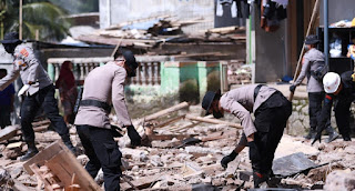Kabid Humas Polda Jabar : Personel Gabungan Polri Terus Berupaya Bersihkan Puing Puing Bangunan Pasca Gempa Cianjur.