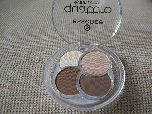 Essence-Eyeshadow-Quad-05-To-die-for-review-photos-and-swatches-01