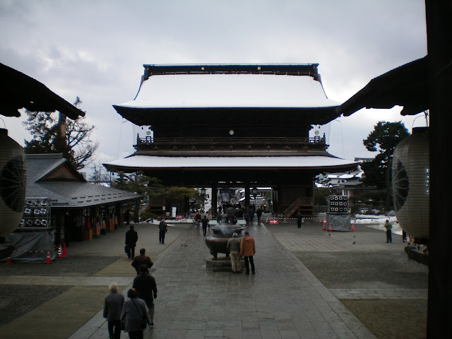 Puerta Sanmon del templo Zenko-ji en Nagano