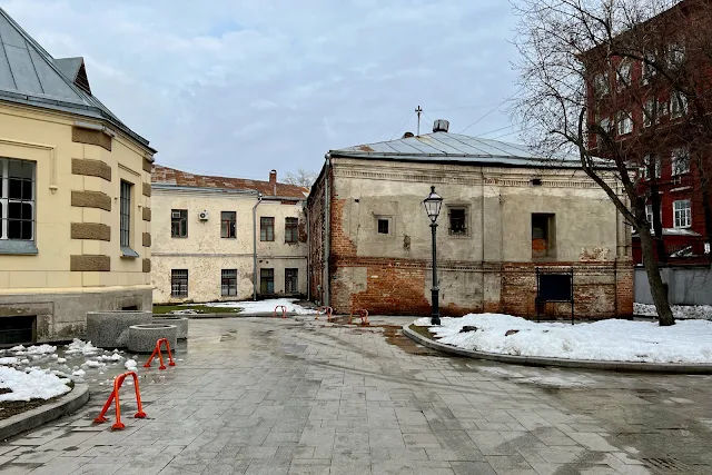 Старосадский переулок, Колпачный переулок, дворы, «Палаты Мазепы» (построены в XVII веке, в основе белокаменная палата XVI века)