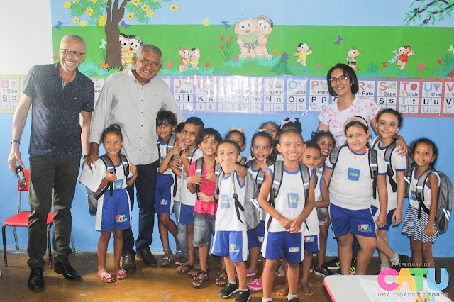 Prefeitura de Catu realiza entrega de kits escolares