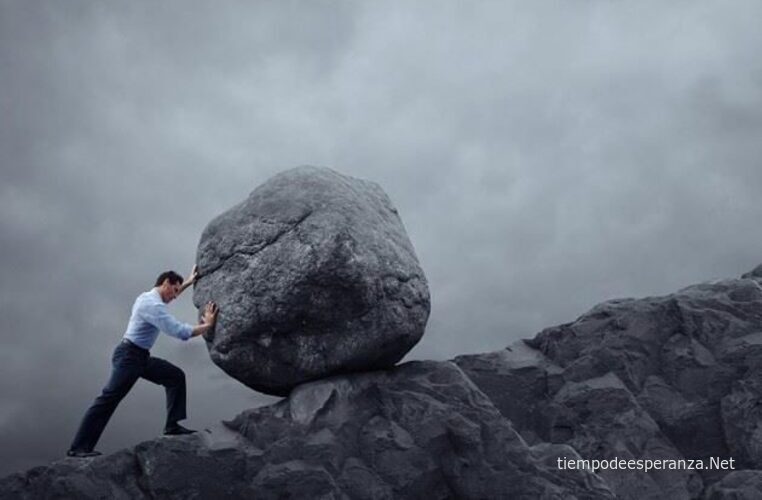 Hombre empujando una roca