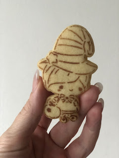 lees in het blog van partysweets.nl hoe je deze mooie koekjes met details kunt maken met de koekuitsteker van het  merk koeKdesign verkrijgbaar in onze (web)winkel met bakspullen en kaartdecoraties gevestigd in eindhoven