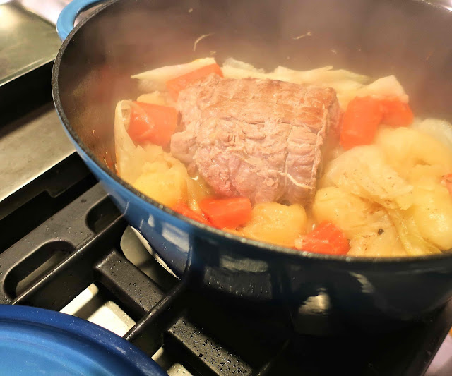 rôti de veau, pommes de terre, carottes