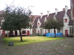 2009.08.02-044 cour du musée du folklore