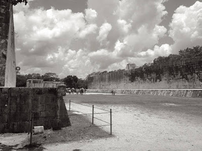 Juego de pelota de Chichen Itzá, el más grande de Mesoamérica con 120x30m. En sus lados más largos tiene dos gigantescos muros con los anillos del juego de pelota empotrados. La zona arqueológica de Chichen Itzá se encuentra en el estado de Yucatán, México. Fotografía de julio del 2017.