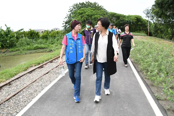 ▲打通明道大學至溪州鄉舊鐵道路段斷點，延伸至溪州森林公園，將原本髒亂的地點進行整理，並加入許多鐵道元素，打造成適合民眾散步與騎乘自行車的廊道。（記者林明佑翻攝）