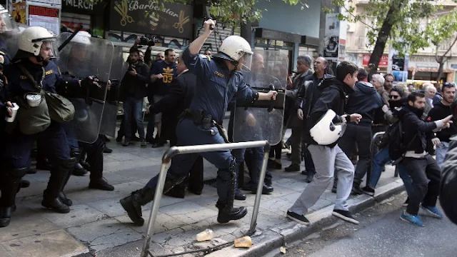 Ξύλο από τα ΜΑΤ σε διαδηλωτές για τους πλειστηριασμούς (βίντεο)