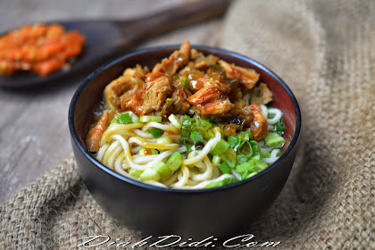 Racikan Bumbu Mie Ayam Bedo / Mie Ayam Abang Gerobak Cooking With Sheila / Tambahkan tumisan ayam di atas.