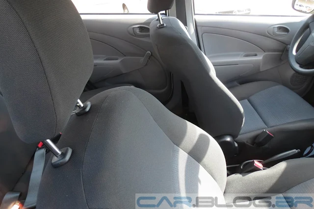 Toyota Etios Hatch X 1.3 16V - interior