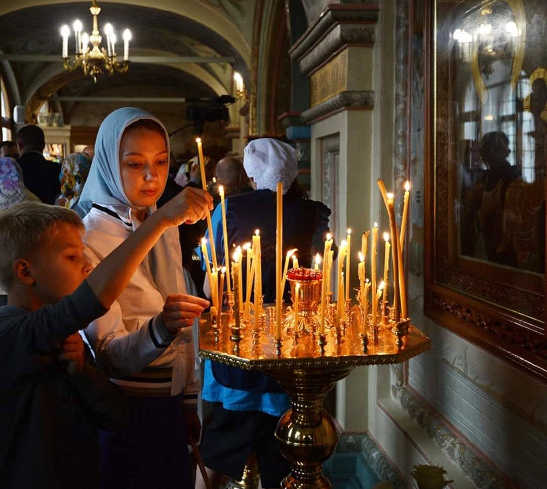 Можно ли молиться перед иконой. Православный храм. Люди в храме. Люди молятся в церкви. Православные прихожане.