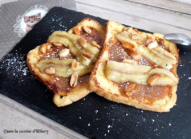 Pain perdu à la banane, au caramel et cacahuètes