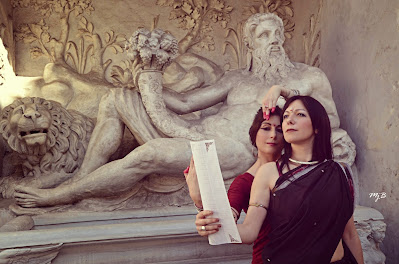 Danza Museo Roma MUSEO NAZIONALE ETRUSCO DI VILLA GIULIA   Performance di Danza Classica dell'India e Poesia  Marialuisa Sales  Danza Classica Bharata Natyam Neriene  Poesia su temi classici  Nell'ambito di "Eros & Kairós"  Primo Festival Internazionale  di Poesia al Femminile sabato 7 giugno 2014 Sabato 7 giugno 2014, nell'esclusiva cornice del Museo Etrusco di Villa Giulia, Marialuisa Sales e Neriene hanno condotto una performance rituale di danza sacra dell'India e poesia su temi classici dedicata all'Apollo di Veio, tra le opere più importanti ospitate nel prestigioso Museo. L'inno tradizionale danzato dedicato al Dio Vishnu, l'Apollo Hindu, è stato accompagnato dalla poesia "Ventuno Foglie d'Alloro", dedicata sempre al dio solare. La performance  si è conclusa con la danza sacra dedicata alla Saraswathi-Minerva del tantrismo. Foto: Maria Giuseppina Barbieri [MjB]