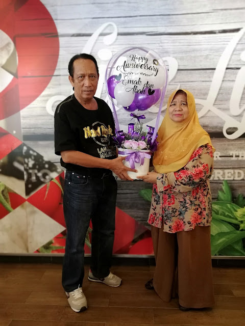 2ND ANNIVERSARY MAK DAN ABAH ! - Happy anniversary mak & abah ! Seronok tengok kebahagiaan mak dan abah sehingga mencecah ke 42 tahun. Semoga mummy dan daddy juga begitu jua ! Kami doakan mak abah bahagia sehingga ke jannah.  Anniversary mak dan abah kali ini, mak abah yang panggil kami adik beradik semua berkumpul dan belanja makan kat luar. As usual, mak tak makan luar. Dia minum aje !  Sian mak.  42ND ANNIVERSARY MAK DAN ABAH !    Mak jenis, kalau makan kat luar tu, kedai satay pilihannya je lah yang baleh masuk tekaknya. Tapi, kedai satay tu pulak buka hari Isnin - Jumaat je. Susah sketlah nak berkumpul reramai macam ini. Adik tu, dah lah duduk Kajang. Kerja pulak kat KL.  Abah decides, makan-makan kat Pizza Hut Kajang je untuk 42ND ANNIVERSARY MAK DAN ABAH !   Mak abah tu, memang suka datang lepak Kajang. Biasanya, lepak rumah adiklah.  Rumah kami, sebab bapa mertua dan mak tiri mertua ada. Mereka tumpang sekejap rumah kami, sementara bapa mertua ada kerja di kawasan Bangi.  So, mak abah mummy rasa janggal nak datang rumah kami kot. Tapi tak pe, kitorang pun weekdays duduk rumah mak mummy. Dah biasa jumpa hari-hari.  Tak adalah nak simpan dalam hati mak abah asyik datang rumah adik je. Sebab family adik, mak, abah bukan hari-hari berjumpa.      Sambung posing lagi ! Kemahen pengantin lama ni ha...boleh tahan hehehe.   Kami adik beradik, tapi si Daim tu nak juga atok dukong. Manja !   Family mummy pulak !   Family adik   Paling susah nak ambil gambar ! Memasing tak duduk diam haha    Bersama cucu-cucu pulak. 7 orang cucu, kalau semua balik kampung. Memang merah tak ingat ! Haha   Sementara tunggu makanan sampai. Borak-borak dulu     Kids layan movie. Bolehlah mak pak bertenang seminit dua kan..hihi      Tadaaaa...kali ini, tak lupa bergambar berdua. Sebab anak-anak semua sibuk dengan cousins. Mummy daddy bolehlah berdua-duaan seminit dua hehehe.  Kang tak amik gamabr berdua kang..ada yang tanya pulak. Lama tak nampak gambar berdua laki bini.  Haissshhh macam-macam soklan kekadang tu.