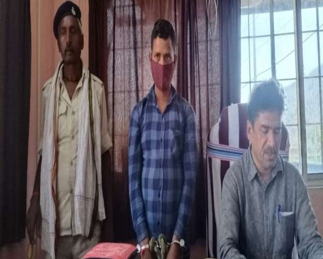 youth arrested for carrying  liquor on bus going to biharsharif