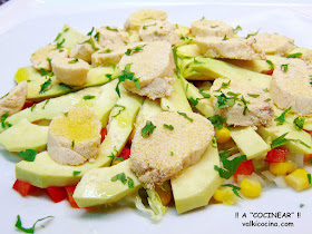 Ensalada de aguacate y huevas de merluza