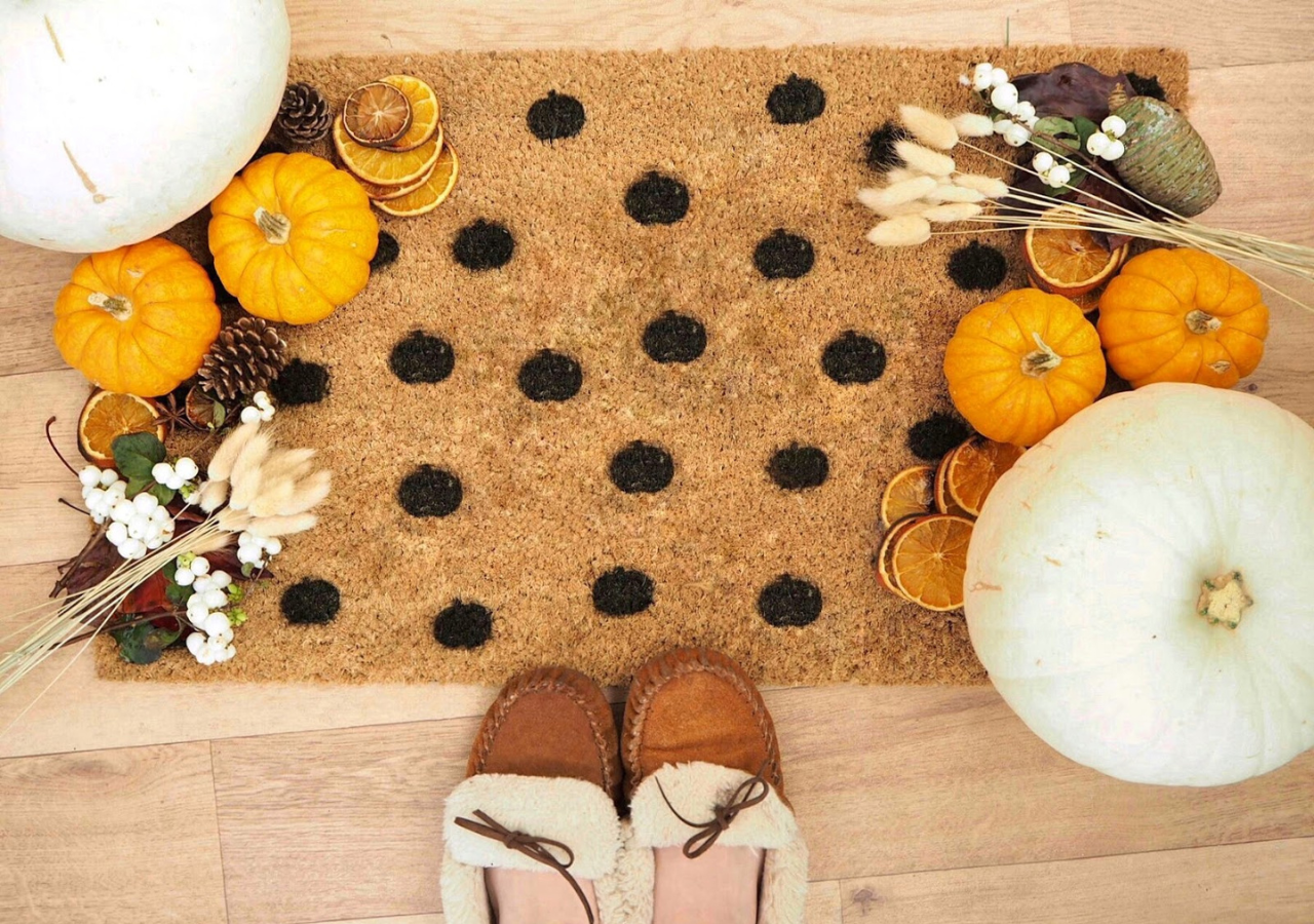 DIY Autumn home decor you can make yourself on a budget. Fall crafts and decor inspiration. From Autumn leaf garlands to wreaths and a pumpkin doormat