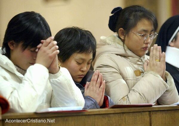 Cristianos chinos orando en una iglesia