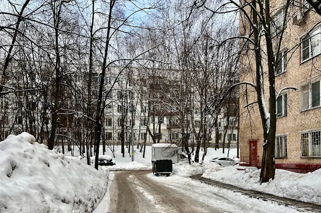 улица Введенского, дворы, жилой дом 1968 года постройки