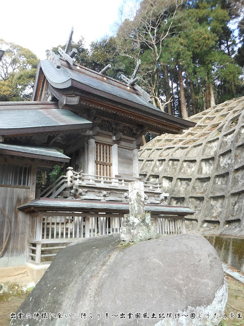 多太神社　本殿と社日碑