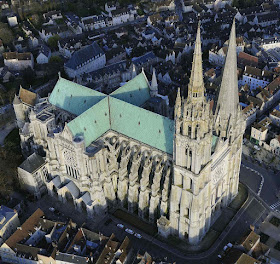 Chartres, catedral atual restaurada identica após numerosos incendios