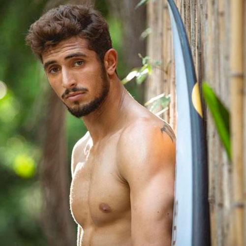 Surfista Lucas Chumbo em foto exibindo o corpo sem camisa