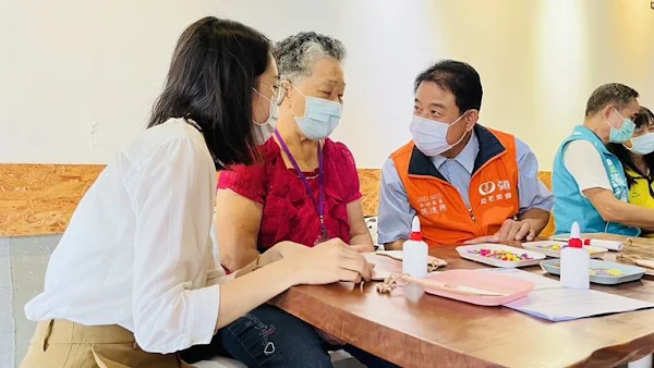 ▲楊幸阿嬤與弘道老人福利基金會彰化助老委員會主任委員施進興、孫女一起體驗DIY。（圖／記者林明佑翻攝）