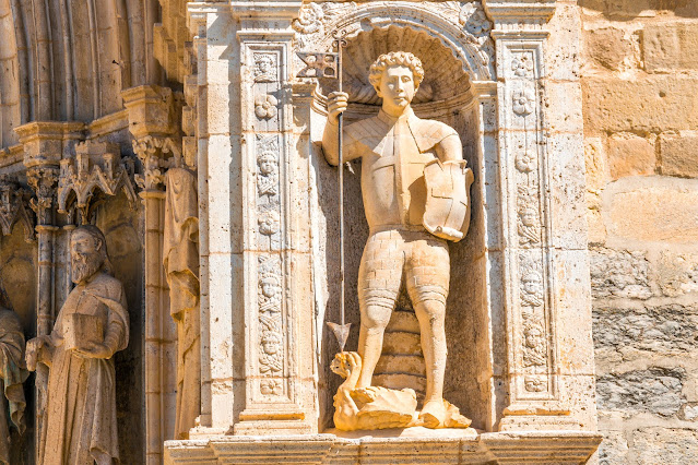 Detalle de la Puerta de los Apóstoles de la Iglesia Arciprestal de Santa María la Mayor de Morella