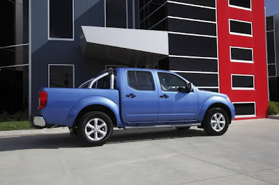 2010 Nissan Navara ST-X Side Angle View