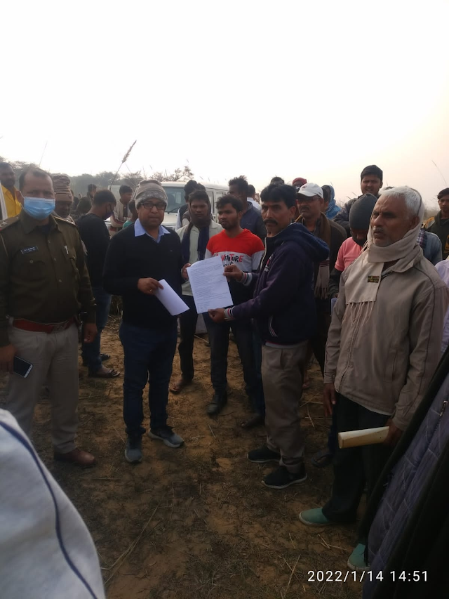 अंचलधिकारी व थाना प्रभारी ने शुक्रवार को सुंडीपुर गांव पहुंचकर विवादित सड़क निर्माण कार्य को रोका - report-brajesh panday